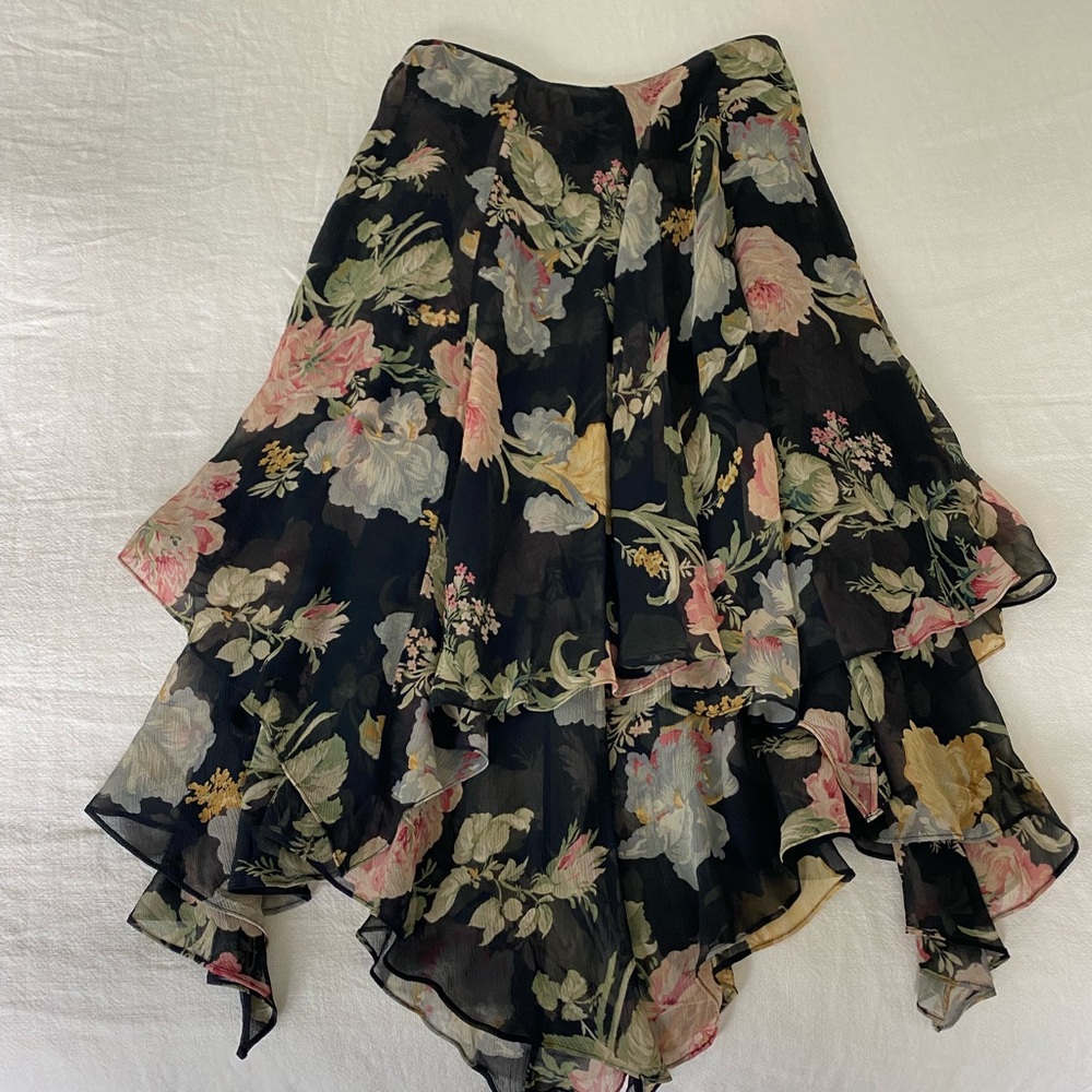 Lauren  Ralph Lauren size 6 casual skirt, 100% silk Great condition